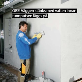 Isolera utvändigt: Det infärgade bruket läggs på Isolera utvändigt: Det infärgade bruket läggs på